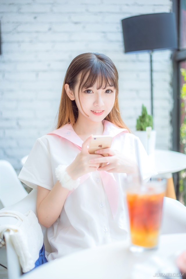 “谁知道他那么小气？”撇了撇嘴，小乔有些抱怨道。